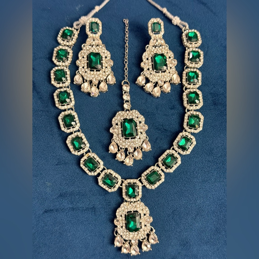 Elegant Green and Silver Jewelry Set